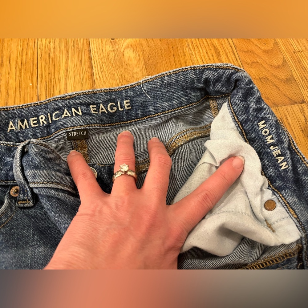 American Eagle “Mom Jeans” size 6 long EUC
